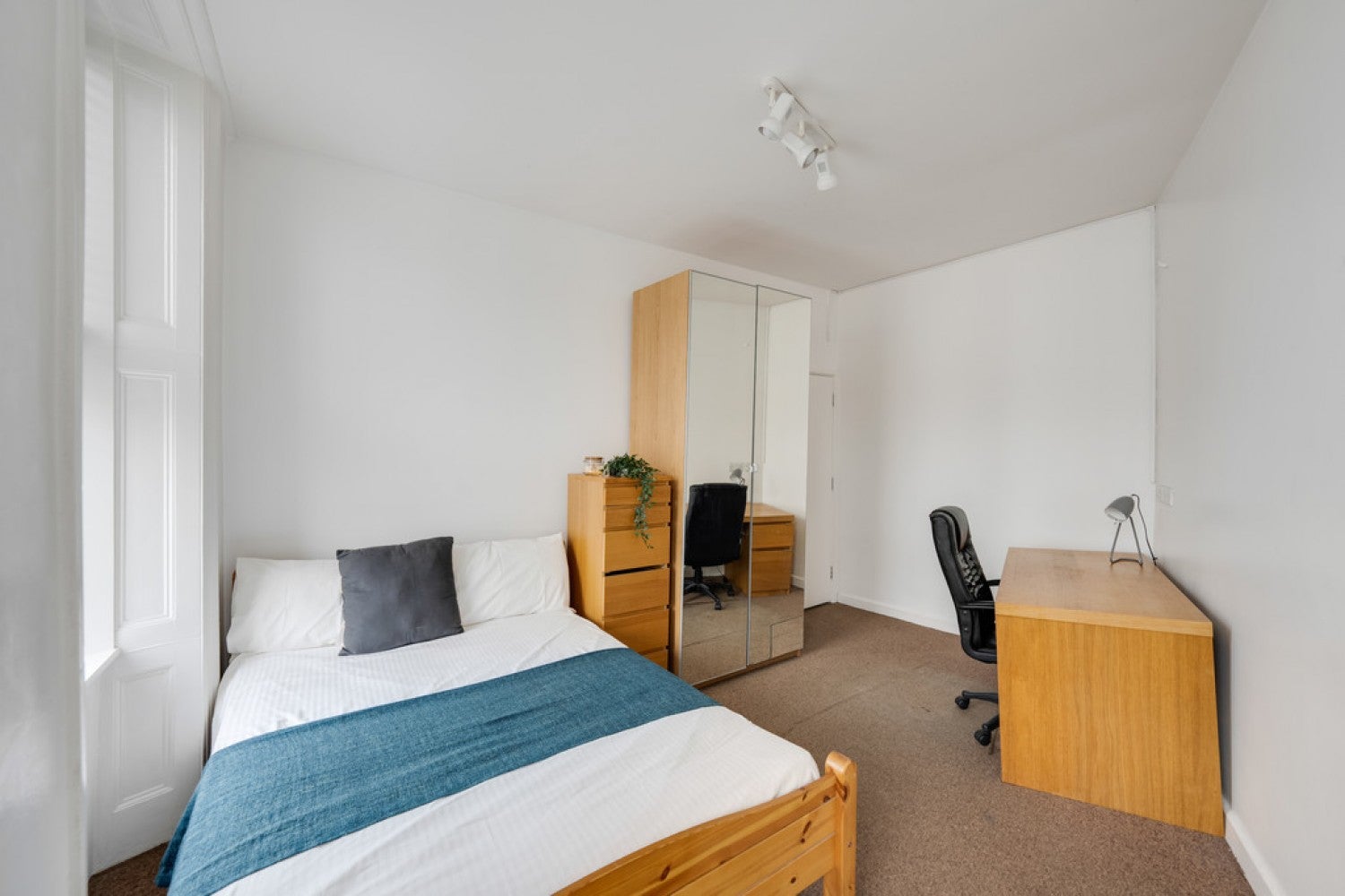 Room Greenbank Road in Plymouth