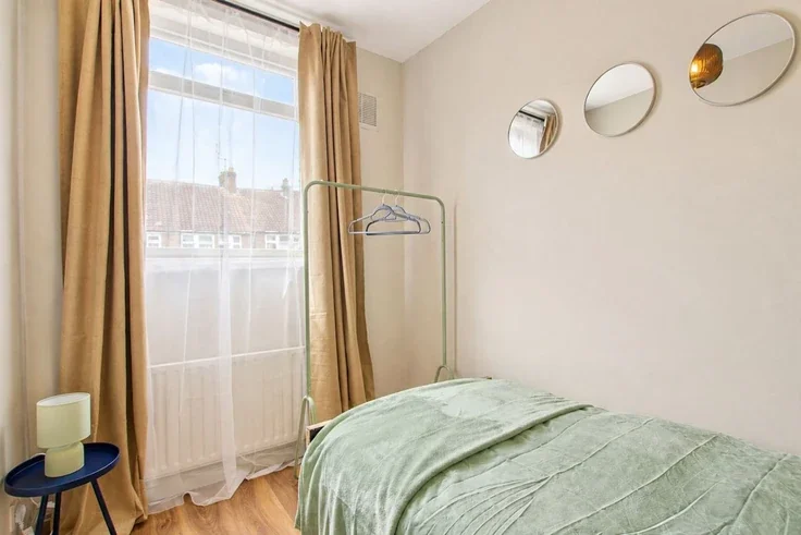 Flat Thurlow Gardens in Greater London