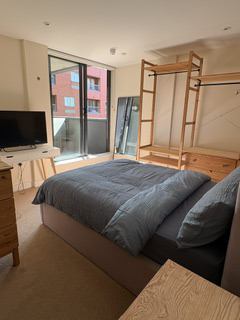 Room Tanner Street in Greater London