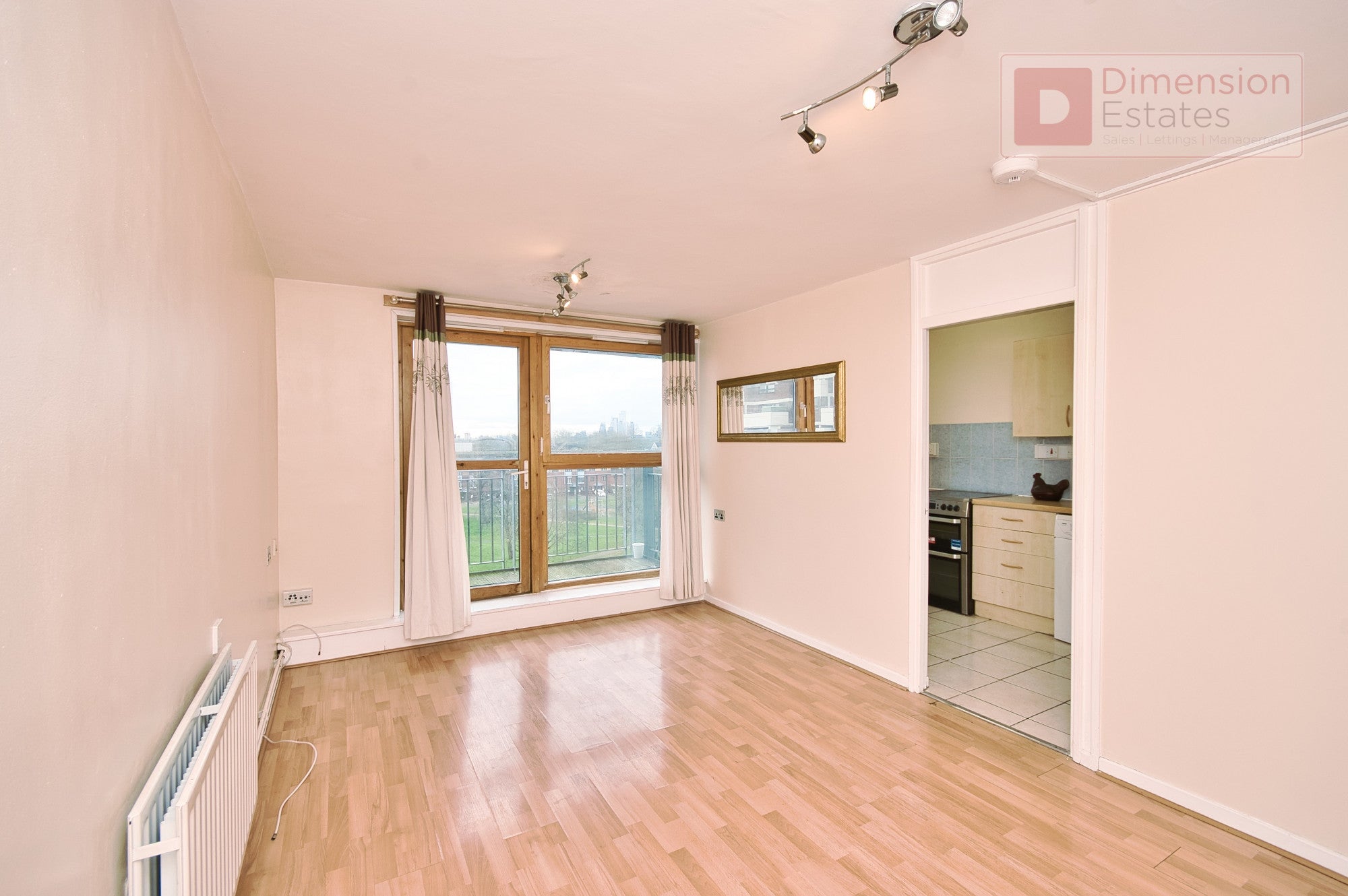 Flat Della Path in Greater London