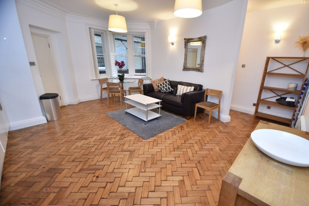 Flat Bedford Avenue in Greater London