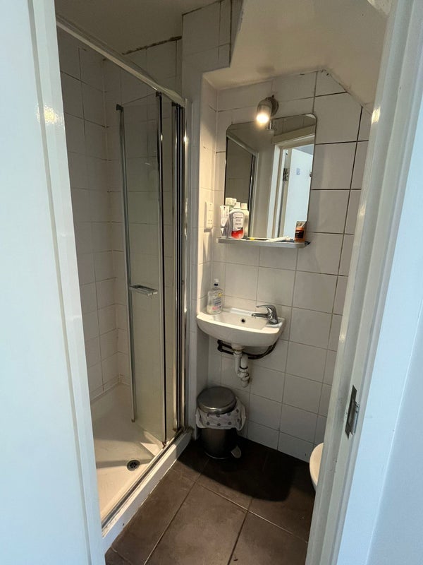 Room Mafeking Road in Greater London