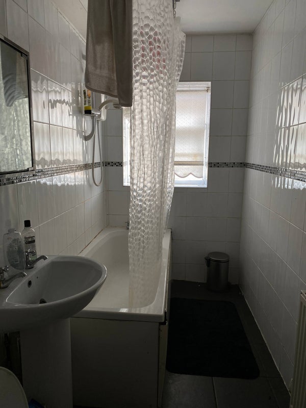 Room Gainsborough Road in Liverpool