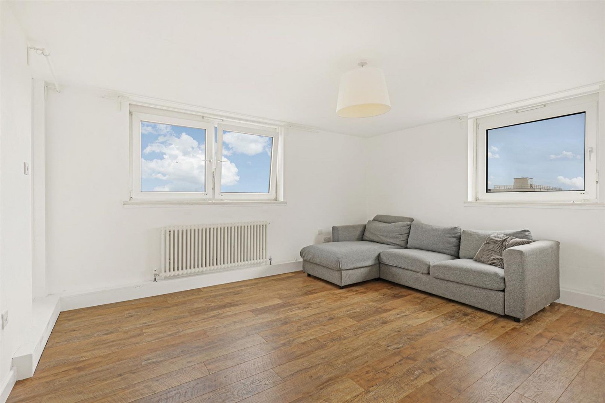 Flat Commerce Road in Greater London