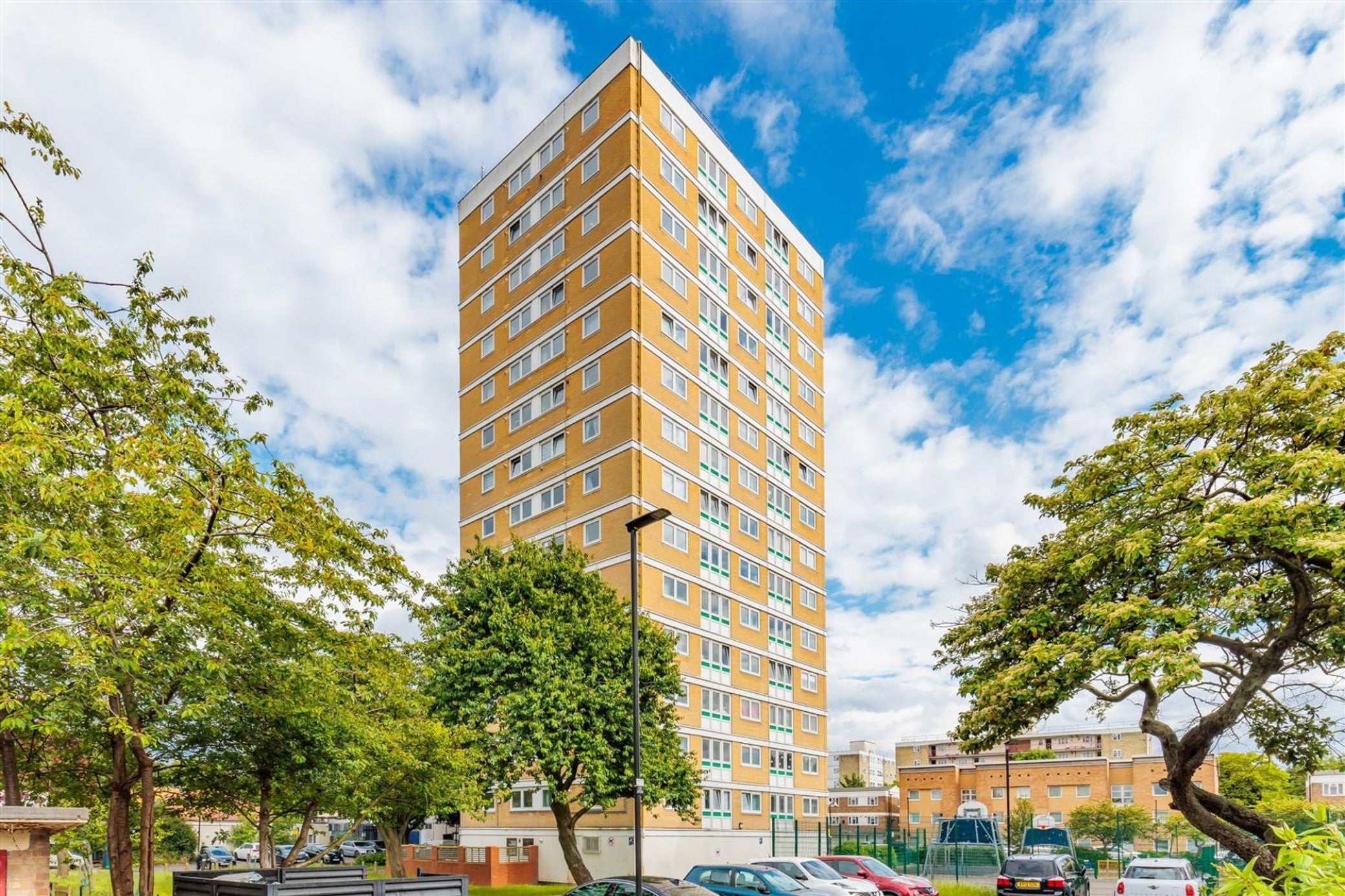 Flat Commerce Road in Greater London