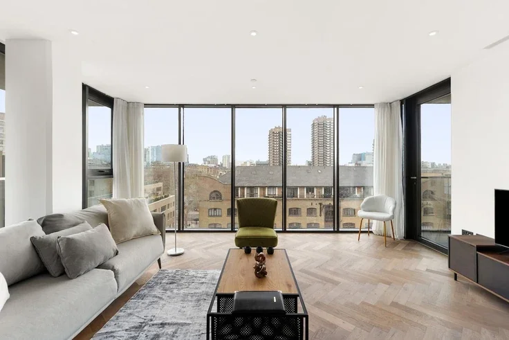 Flat Pennington Street in Greater London