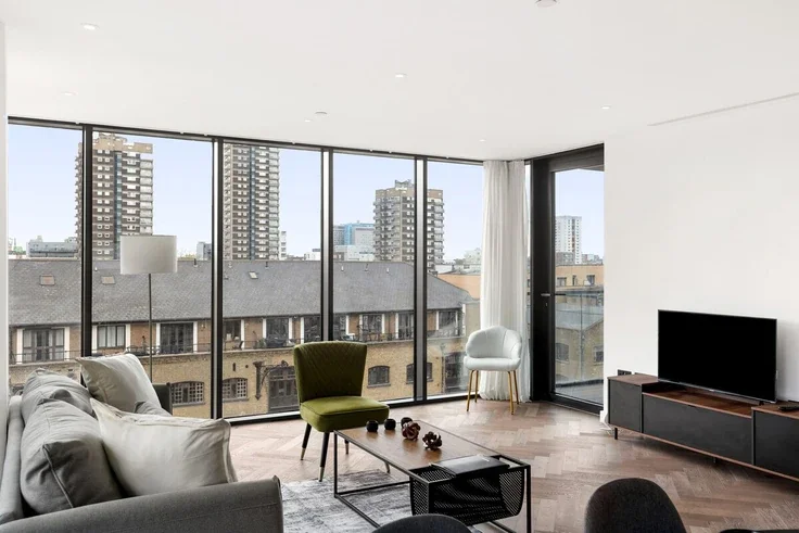 Flat Pennington Street in Greater London