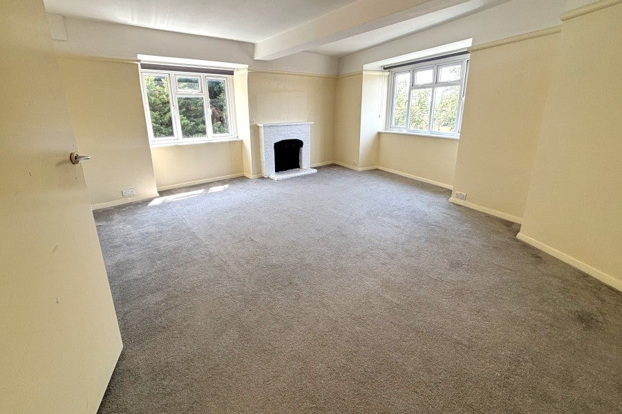 Flat Temple Market in Elmbridge