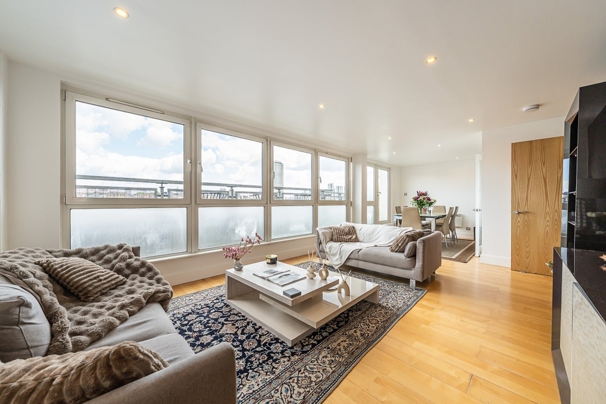 Flat Vauxhall Bridge Road in City of Westminster