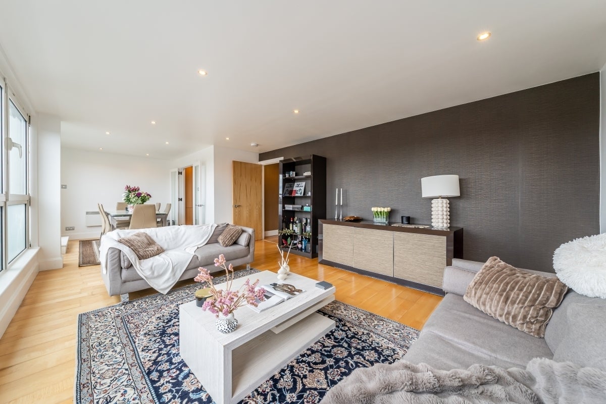 Flat Vauxhall Bridge Road in City of Westminster