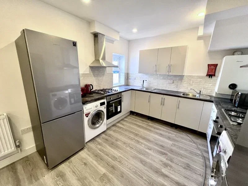 Room Bushey Road in Greater London