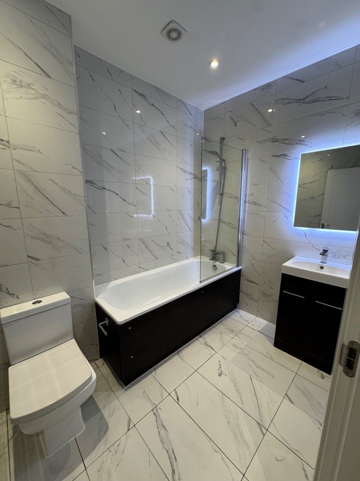 Flat Bencombe Road in Greater London