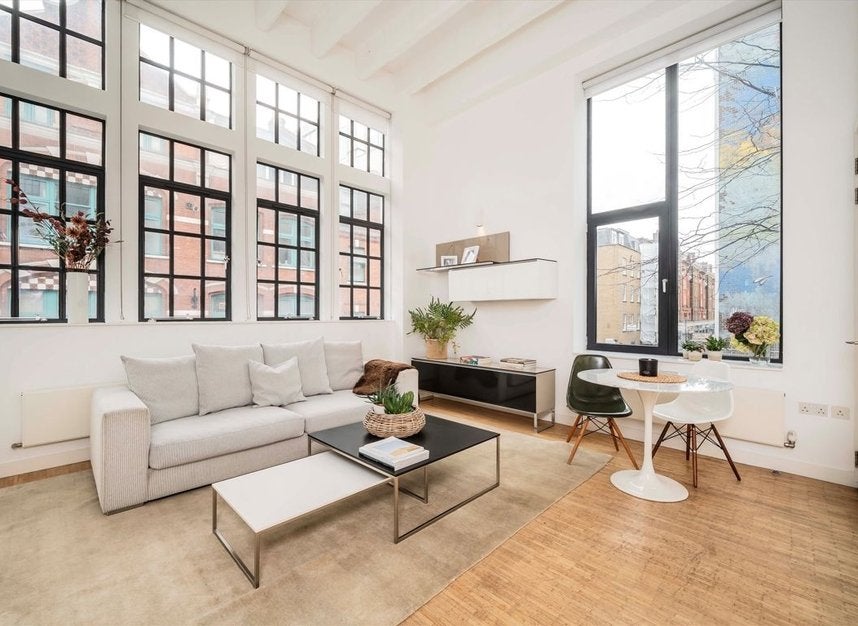 Flat Leather Lane in Greater London