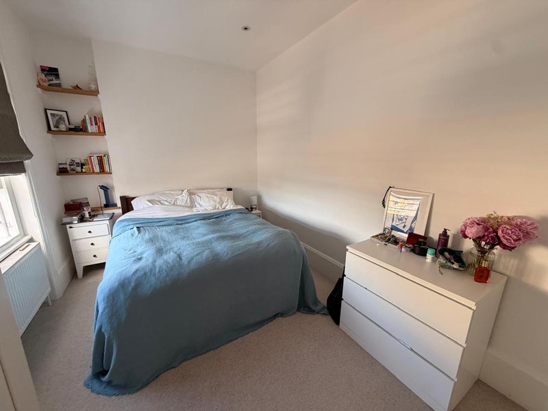 Room Abingdon Road in Greater London