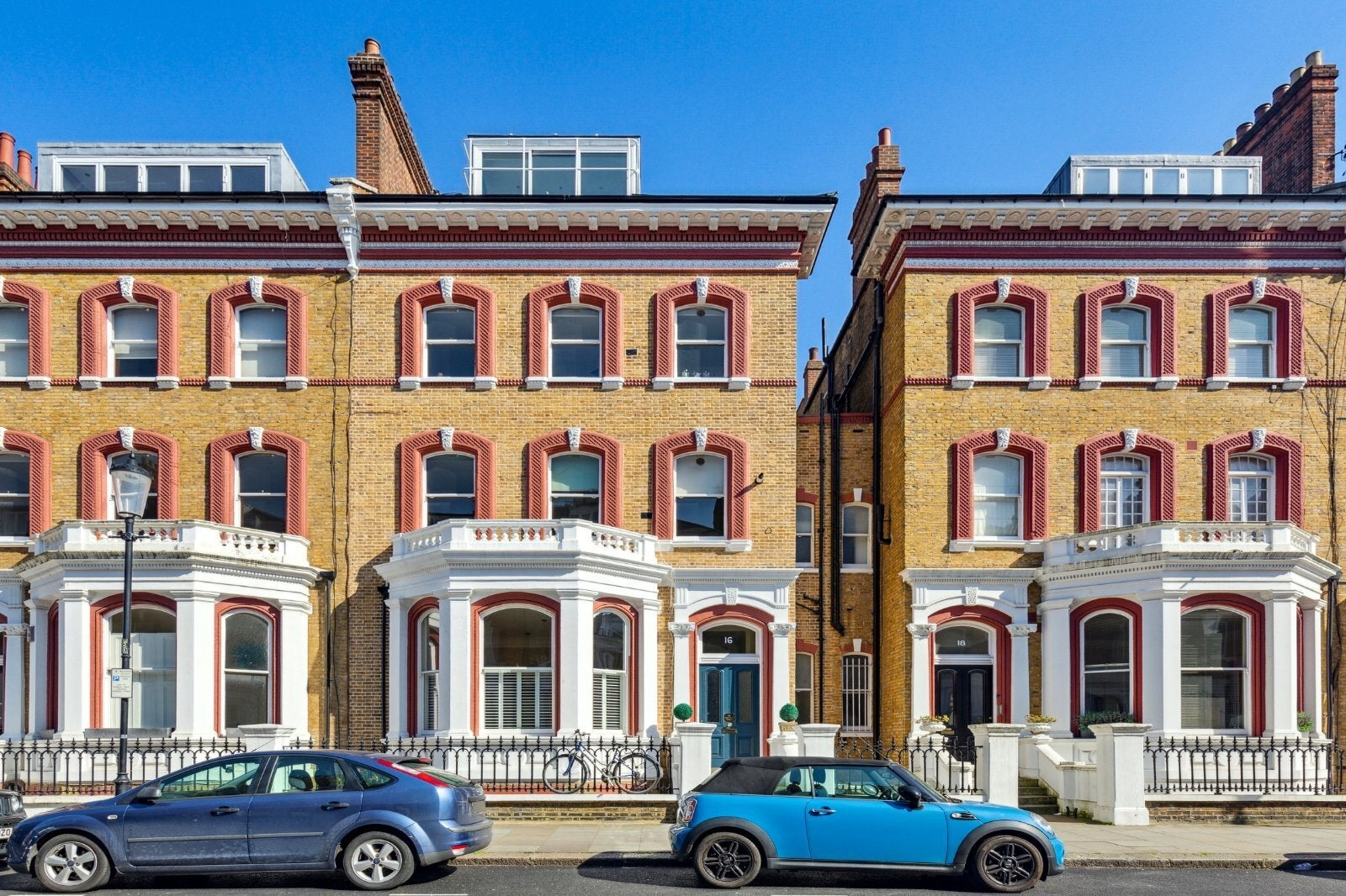 Flat Roland Gardens in Greater London