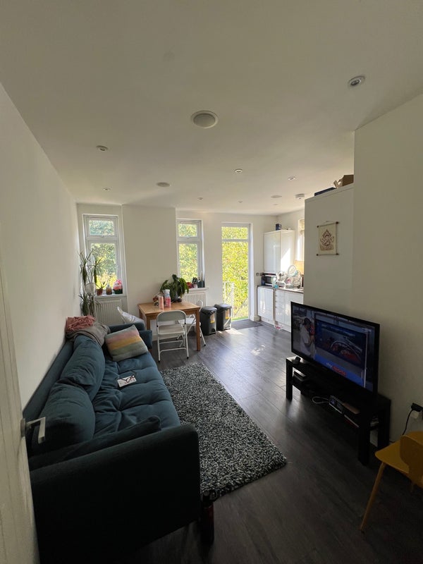 Room Bisterne Avenue in Greater London
