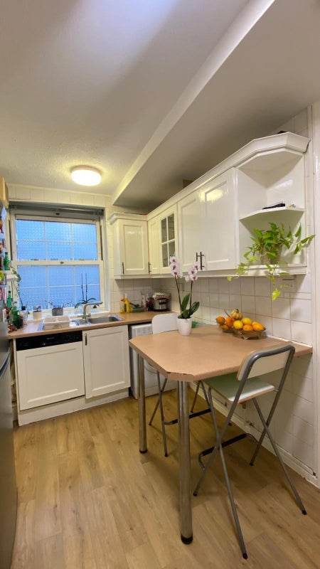 Room Worsopp Drive in Greater London