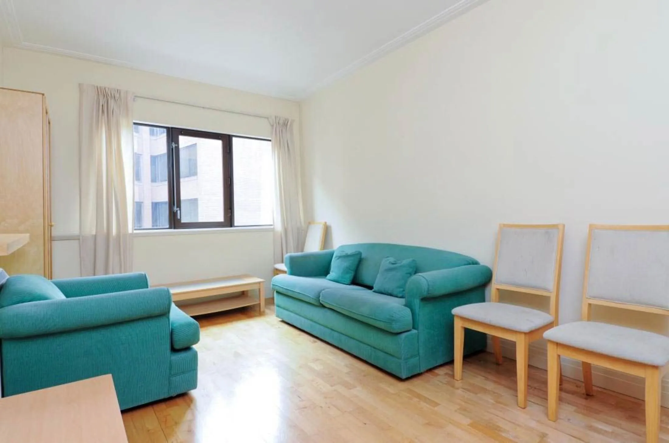 Flat Prescot Street in Greater London