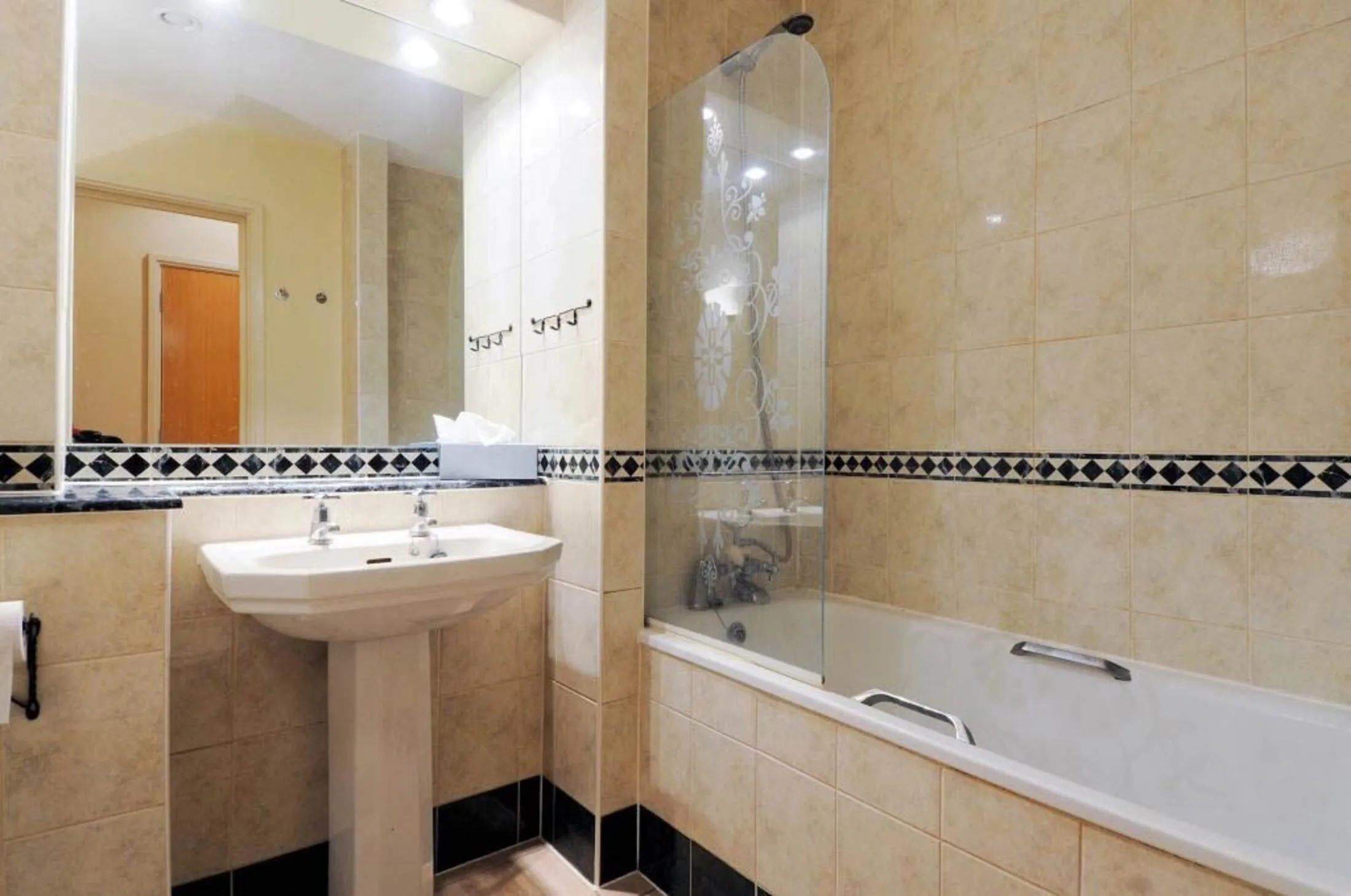 Flat Prescot Street in Greater London