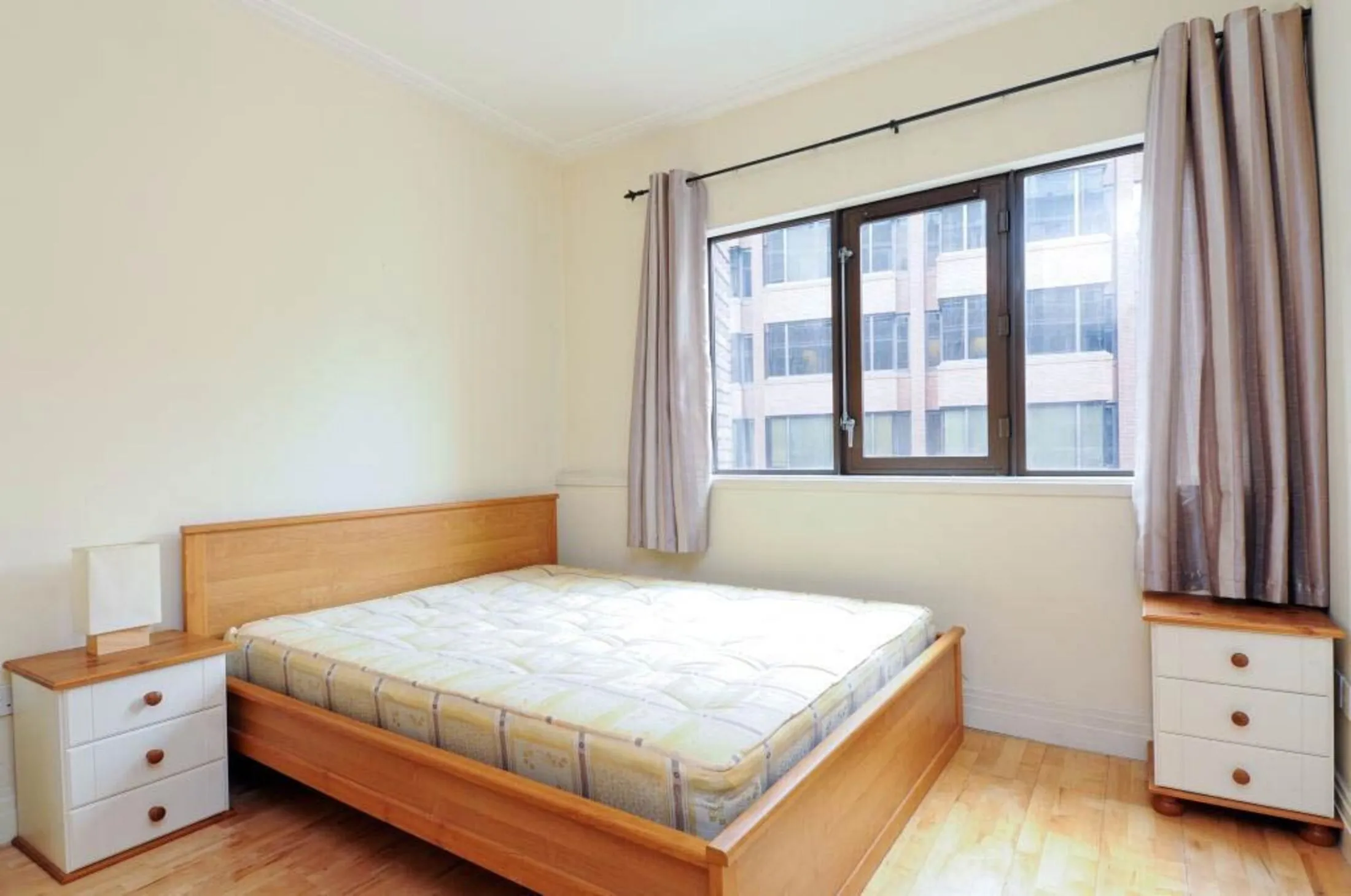 Flat Prescot Street in Greater London