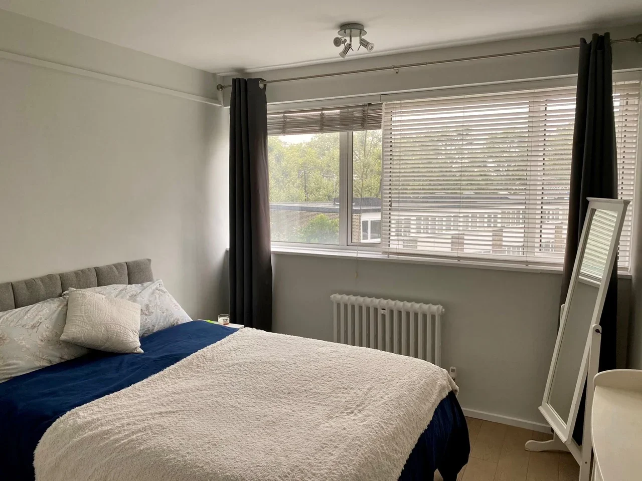 Flat Churchill Gardens Road in City of Westminster