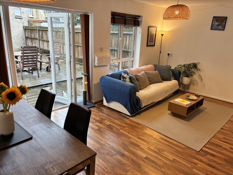 Room Phoenix Wharf Road in Greater London