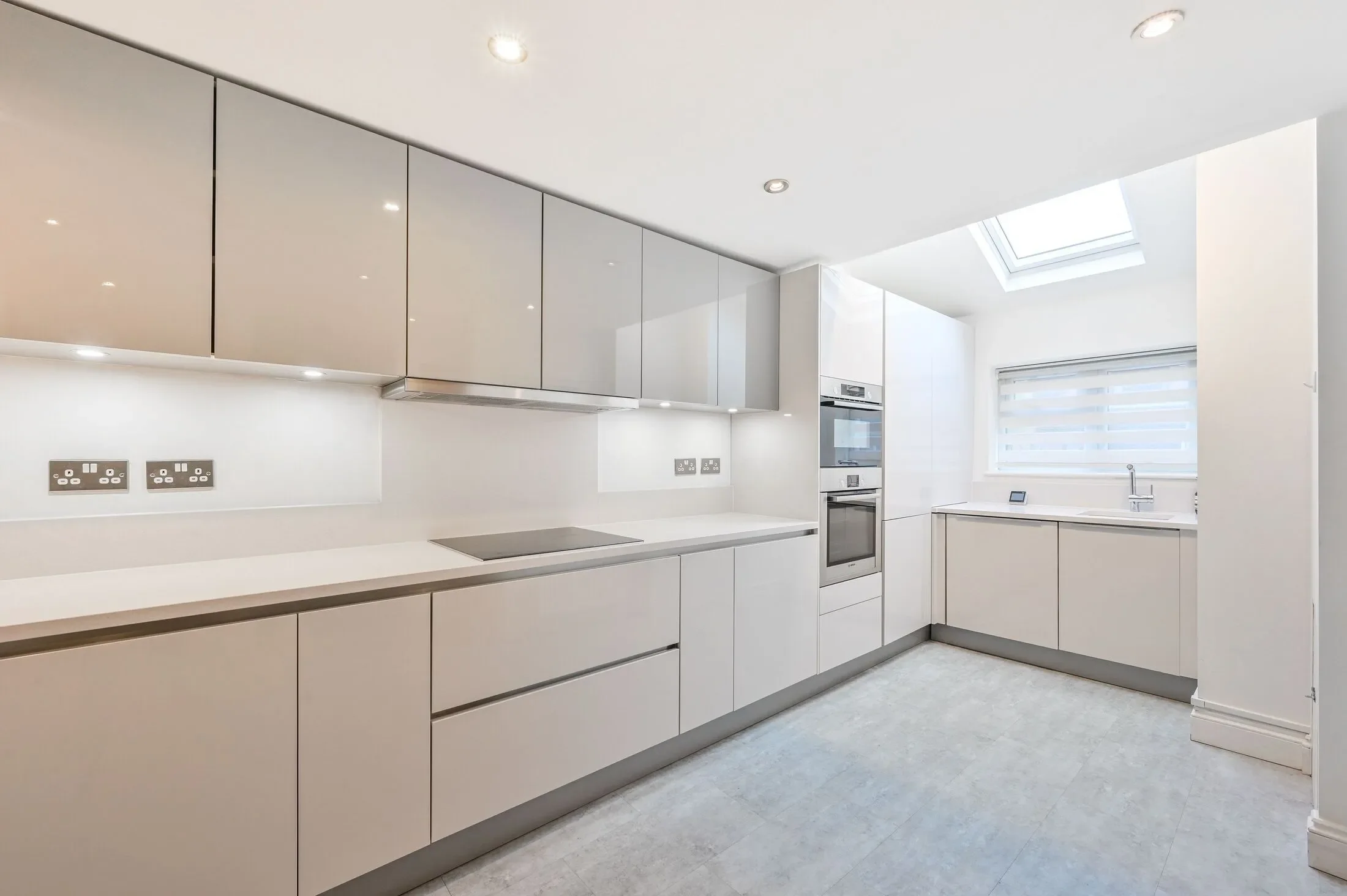 Flat Telegraph Place in Greater London