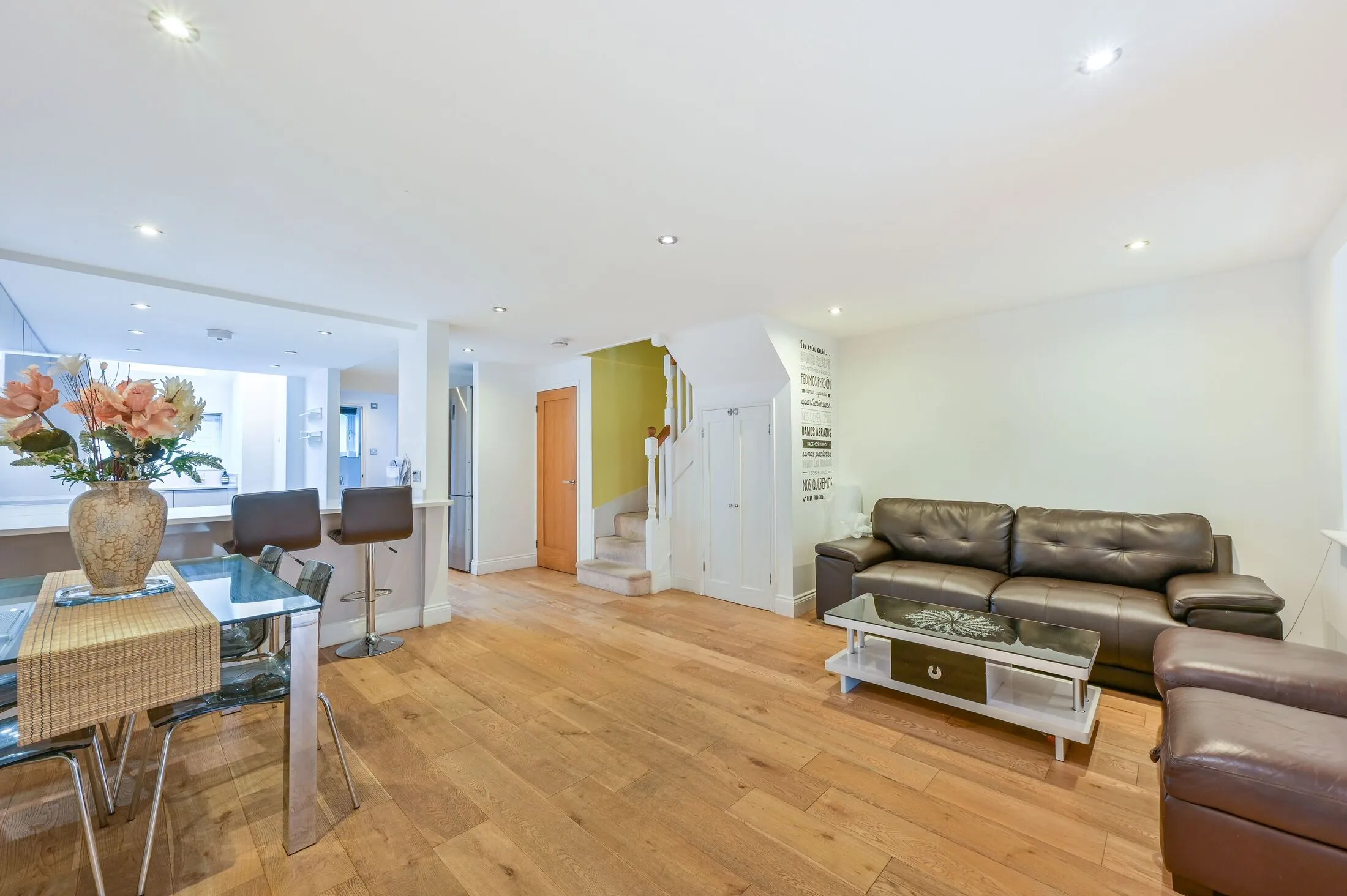Flat Telegraph Place in Greater London