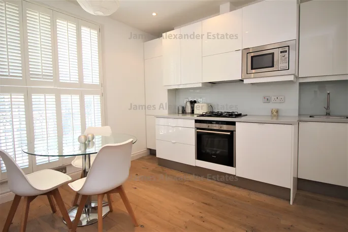 Flat Spring Street in City of Westminster