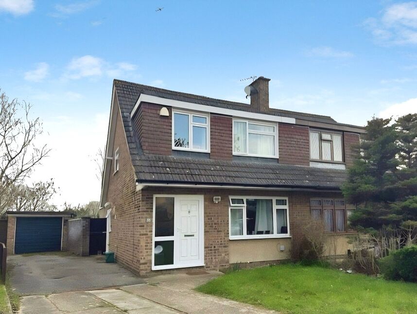House Moore Grove Crescent in Borough of Runnymede