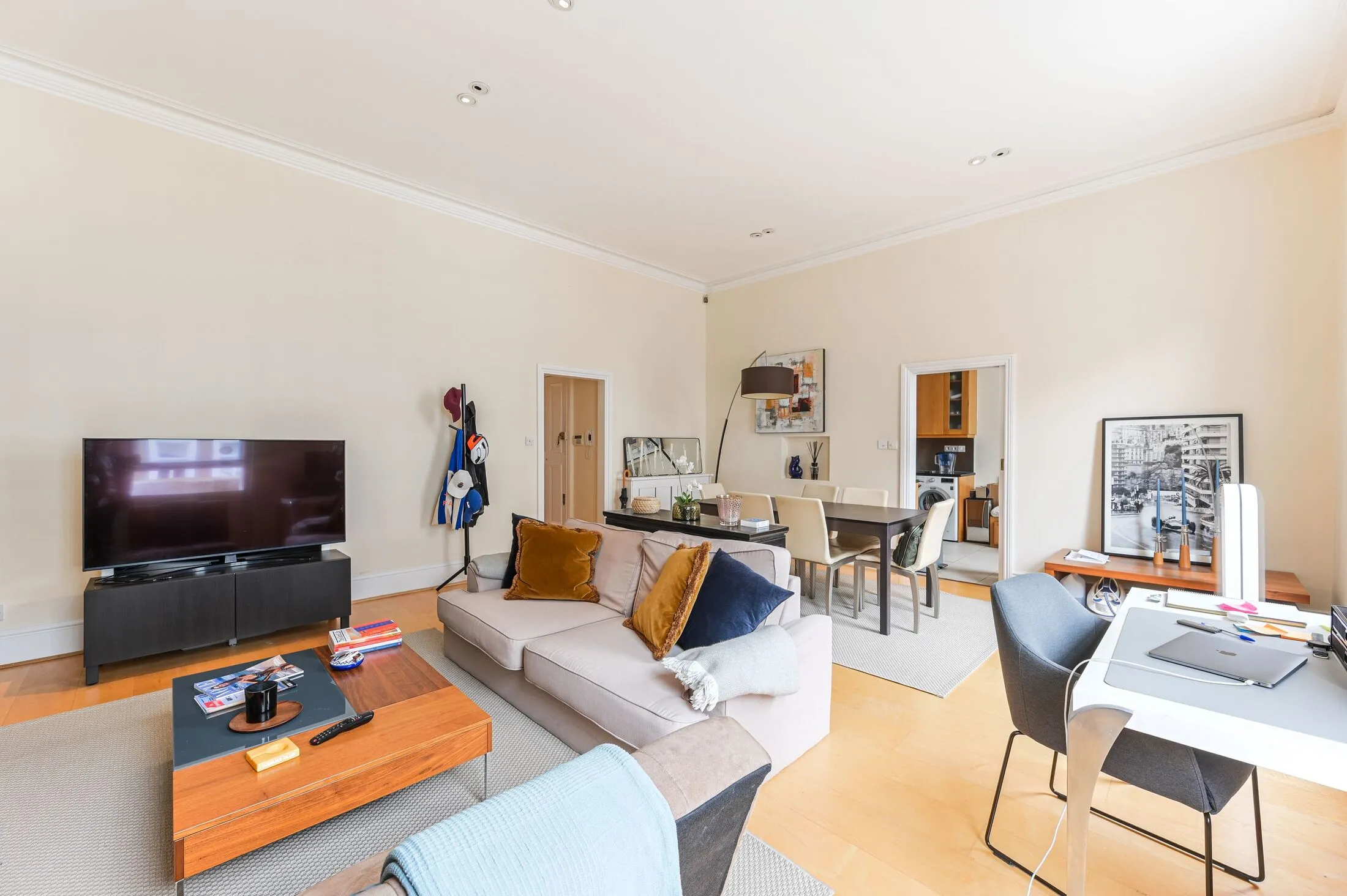 Flat Roland Way in Greater London