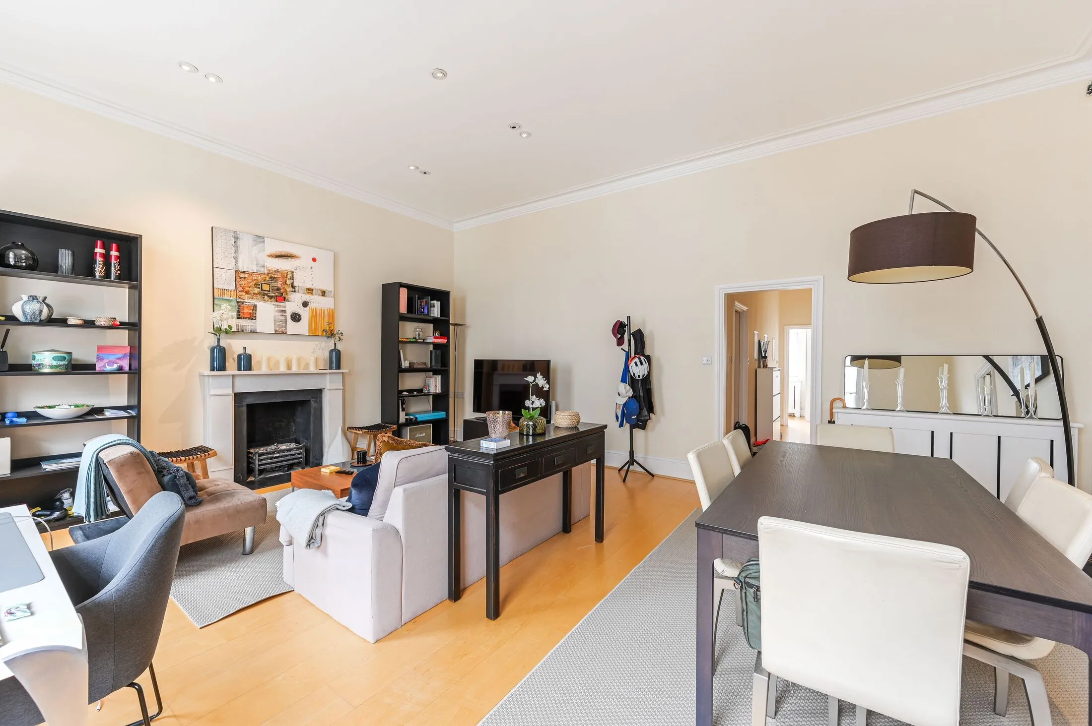 Flat Roland Way in Greater London