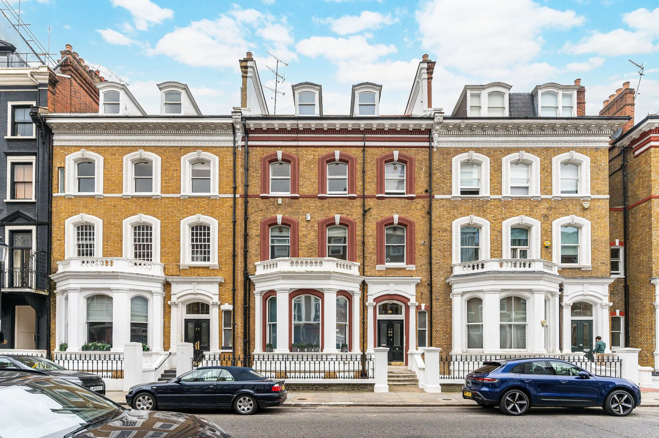 Flat Roland Way in Greater London