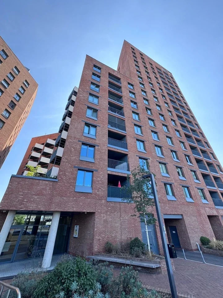 Flat Gillender Street in Greater London