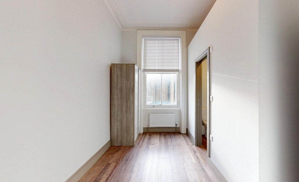 Flat Seagrave Road in Greater London