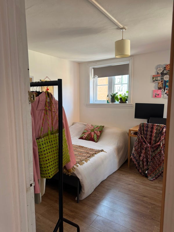 Room Calvert Avenue in Greater London