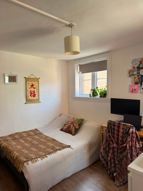 Room Calvert Avenue in Greater London
