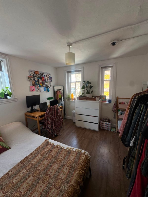 Room Calvert Avenue in Greater London