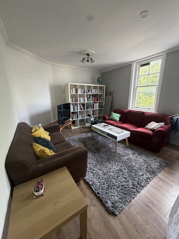 Room Calvert Avenue in Greater London