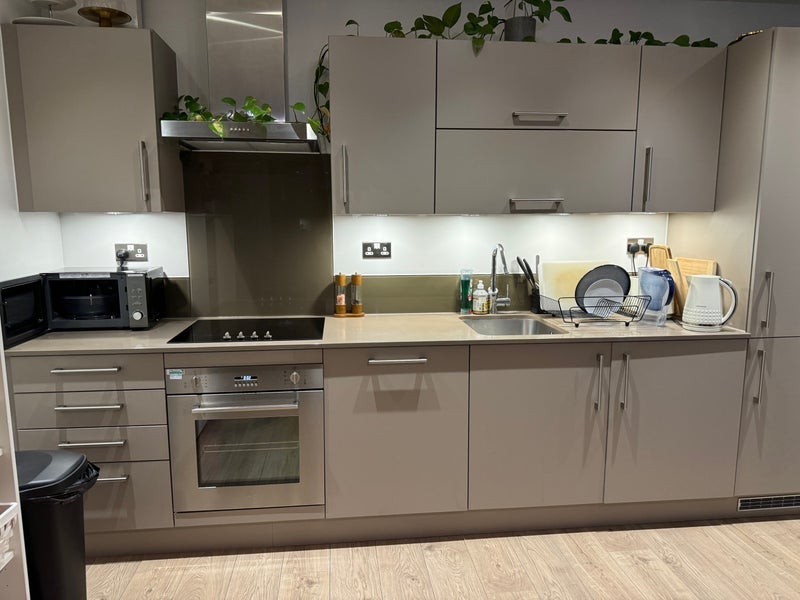 Room Priory Road in Greater London