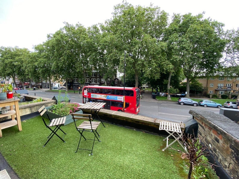 Room Lauriston Road in Greater London