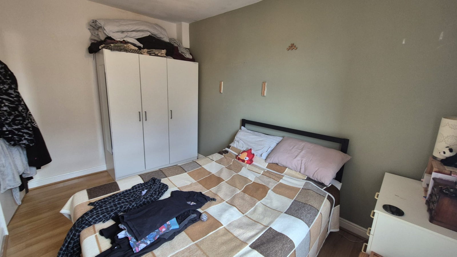 Flat Curzon Avenue in Greater London