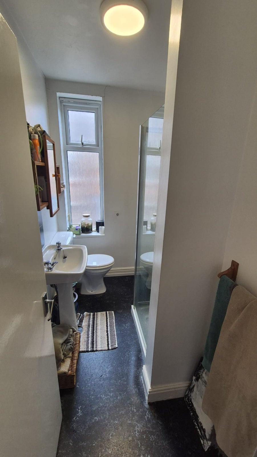 Flat Curzon Avenue in Greater London