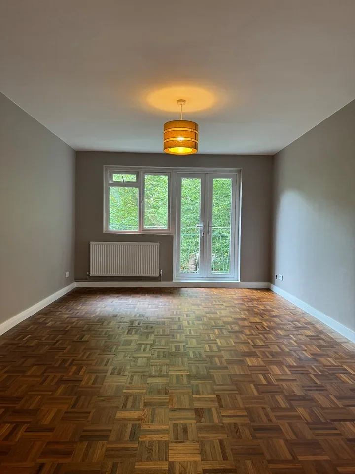 Flat Spencer Road in Greater London