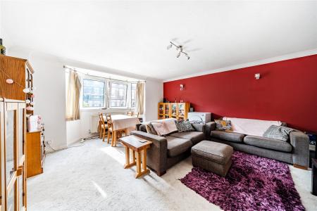 Flat Pine Grove in Greater London