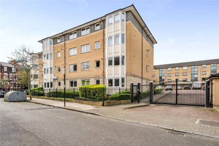 Flat Pine Grove in Greater London