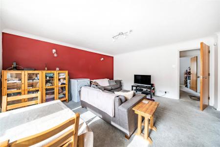 Flat Pine Grove in Greater London