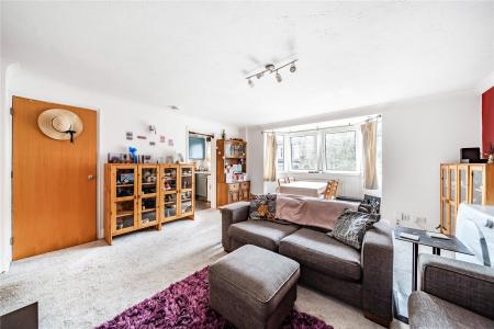 Flat Pine Grove in Greater London