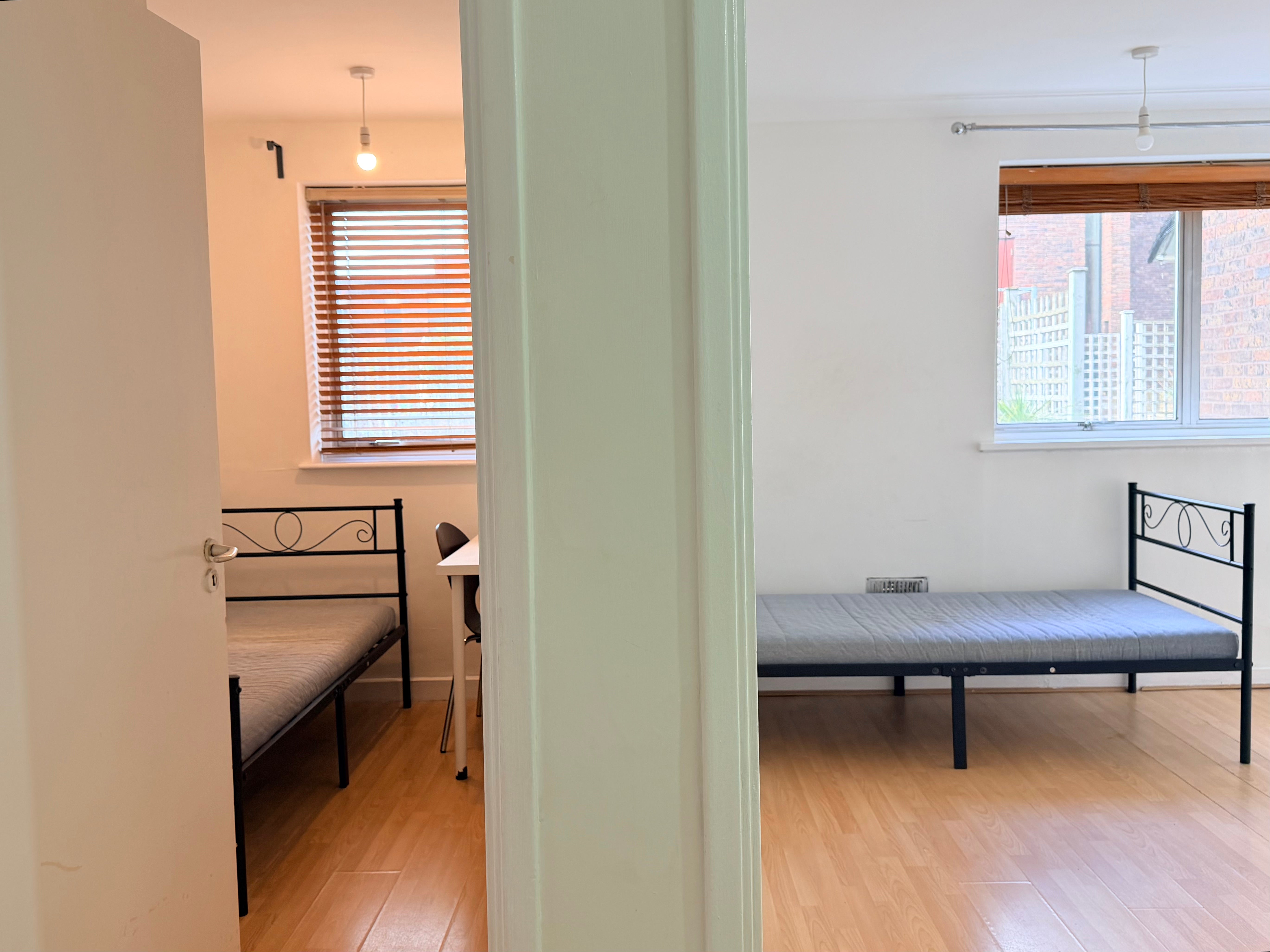Flat Parkgate Road in Greater London