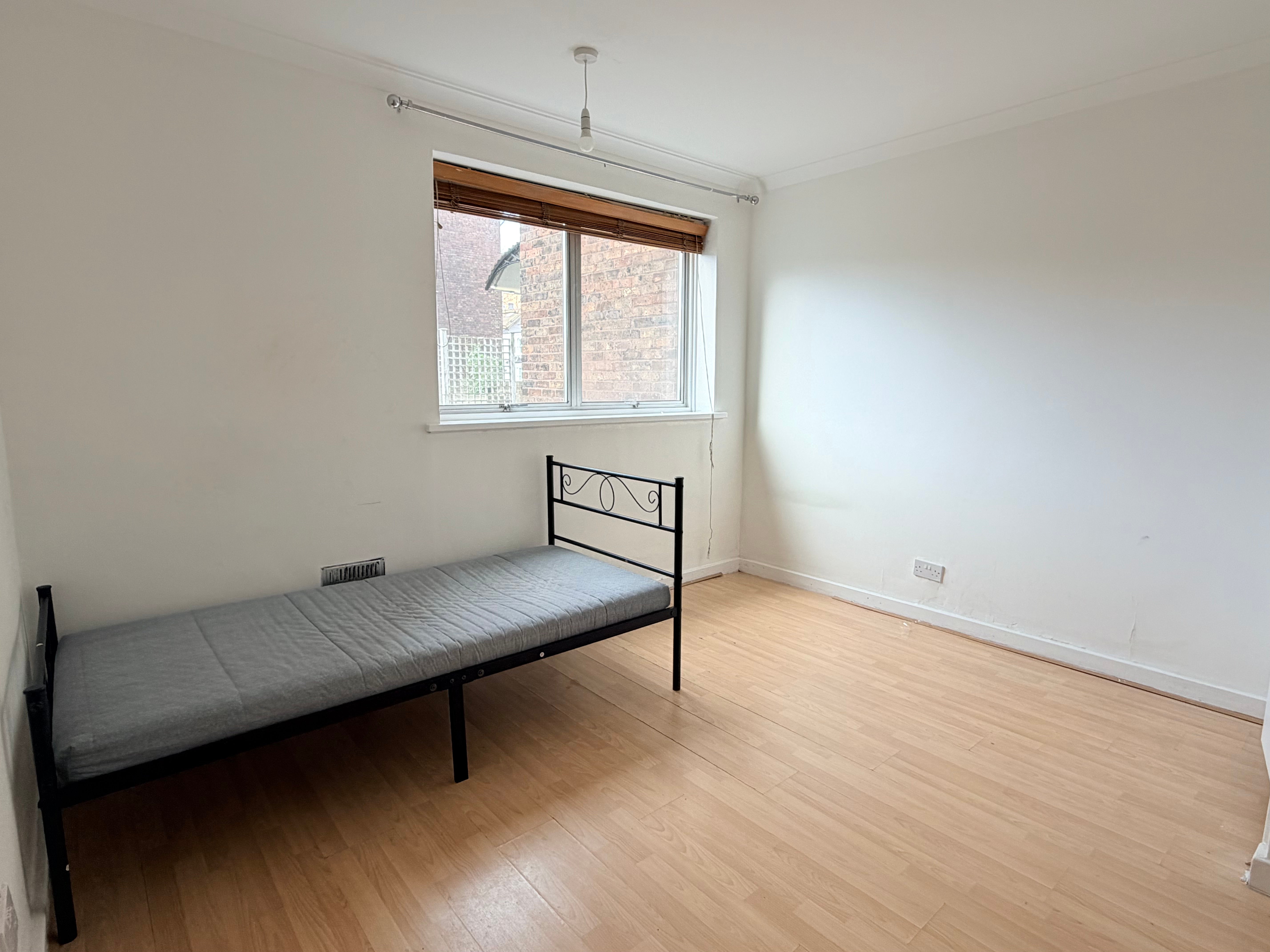 Flat Parkgate Road in Greater London